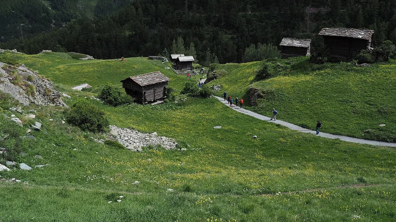 Zermatt vs Grindelwald: Which Town Fits Your Trip