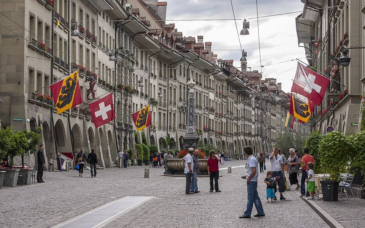 Kramgasse mit Kreuzgassbrunnen in Bern