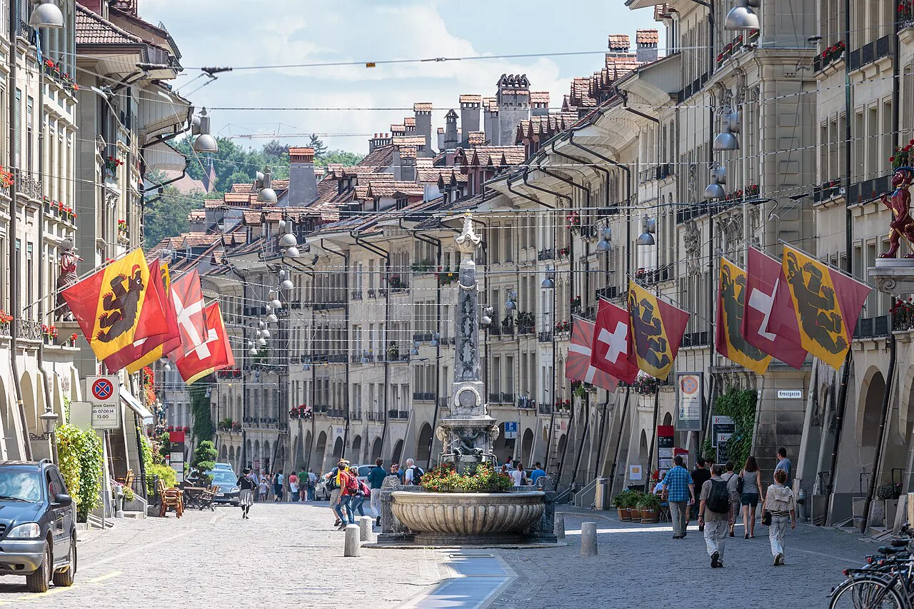 Kramgasse mit Kreuzgassbrunnen in Bern