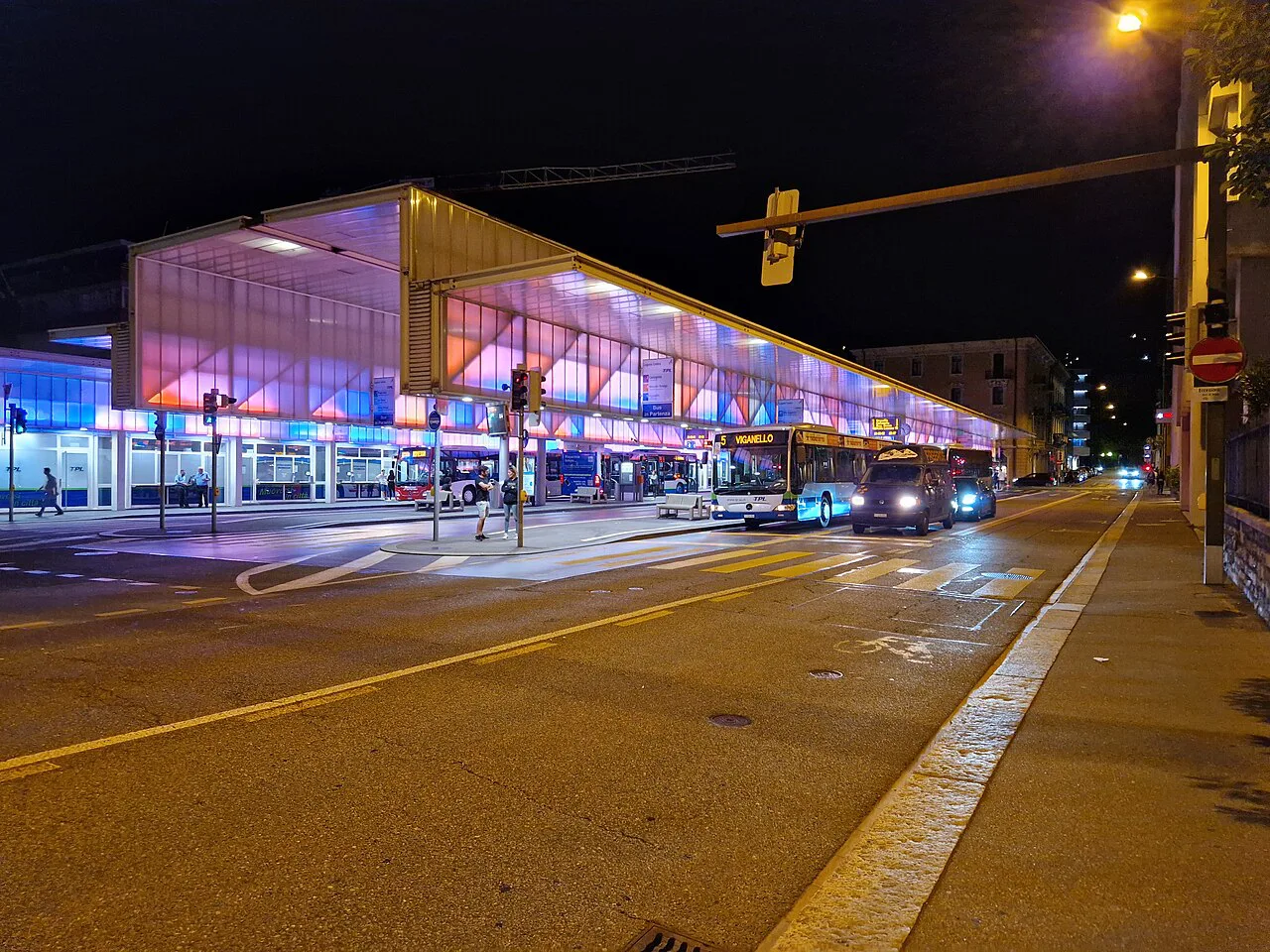 Lugano - Pensilina terminal autobus TPL - particolare notturno