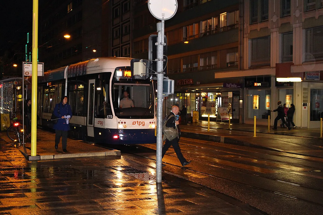 Где-то в Женеве вечером. Предположительно Rue de Lausanne. - panoramio