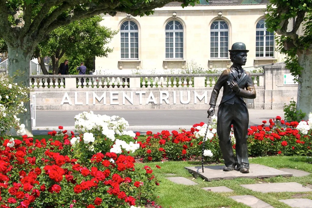 The Charlie Chaplin statue on the Vevey lakefront promenade, in front of the Alimentarium.