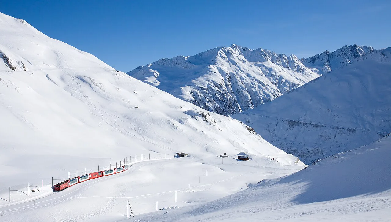 MGB HGe 4-4 II mit Glacier Express kurz vor Oberalp Passhöhe, Switzerland