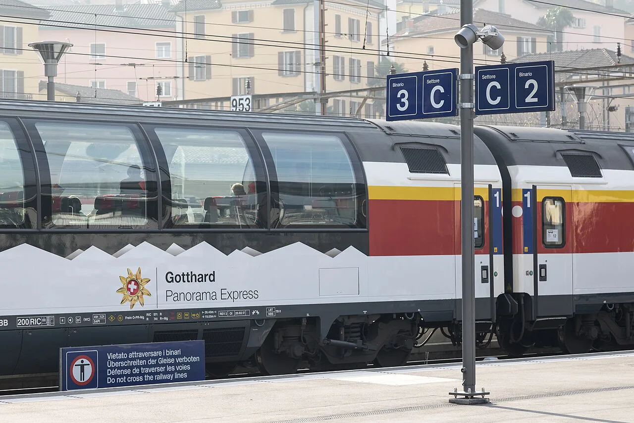 Wagen des "Gotthard Panorama Express" in Bellinzona, Switzerland