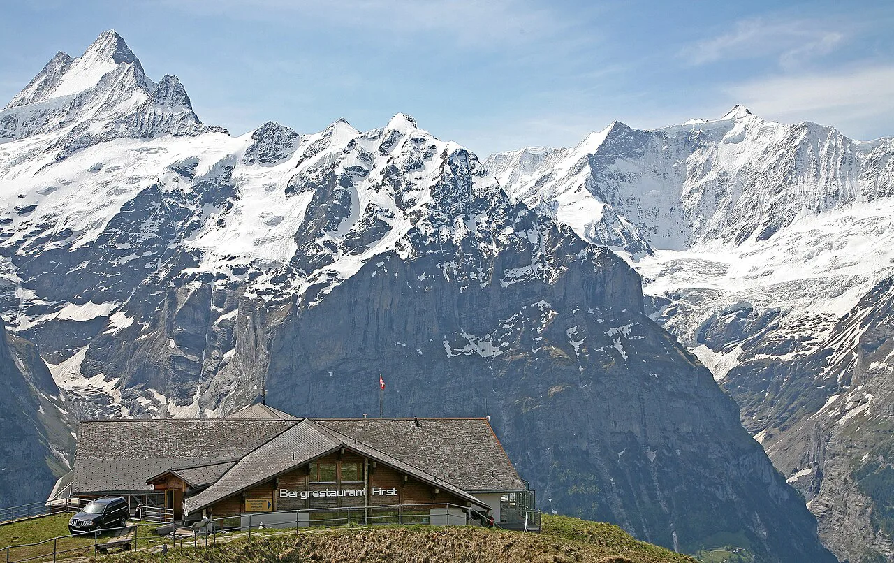 00 Bergrestaurant Grindelwald-First mit Blick auf das Schreckhorn . Meter)