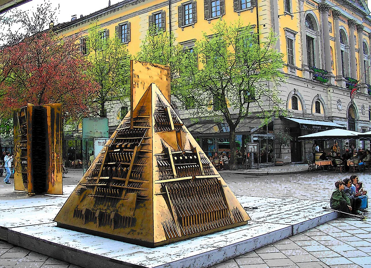 Piazza della Riforma Lugano con arte di Pomodoro