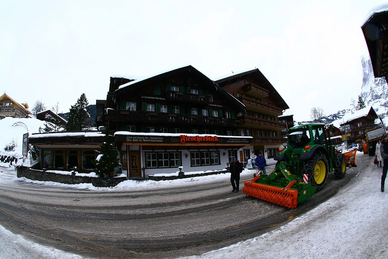 Tractor in Grindelwald - panoramio
