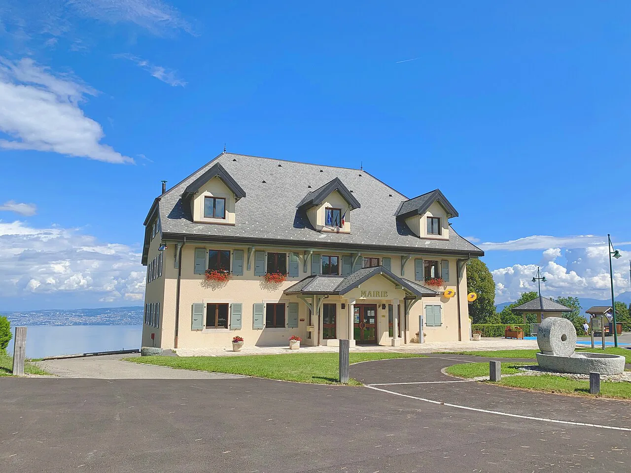 Saint-Paul-en-Chablais-Leman-mairie-pressoir-byRundvald, Lausanne