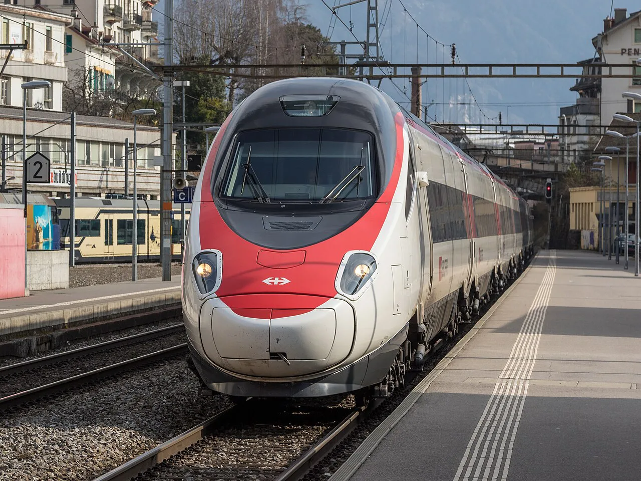 SBB ETR fährt in Montreux ein