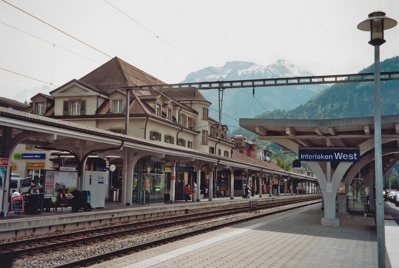 SBB Historic - F - Interlaken West BLS Bahnhofgebaeude Bahnseite