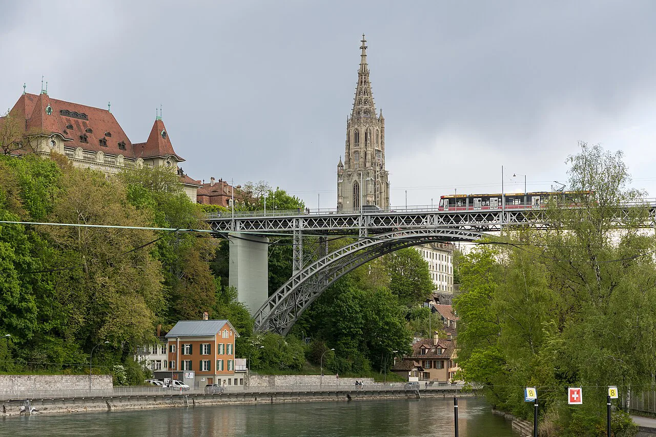 Aare, Kirchenfeldbrücke mit Tram, Casino & Münsterturm (Bern )