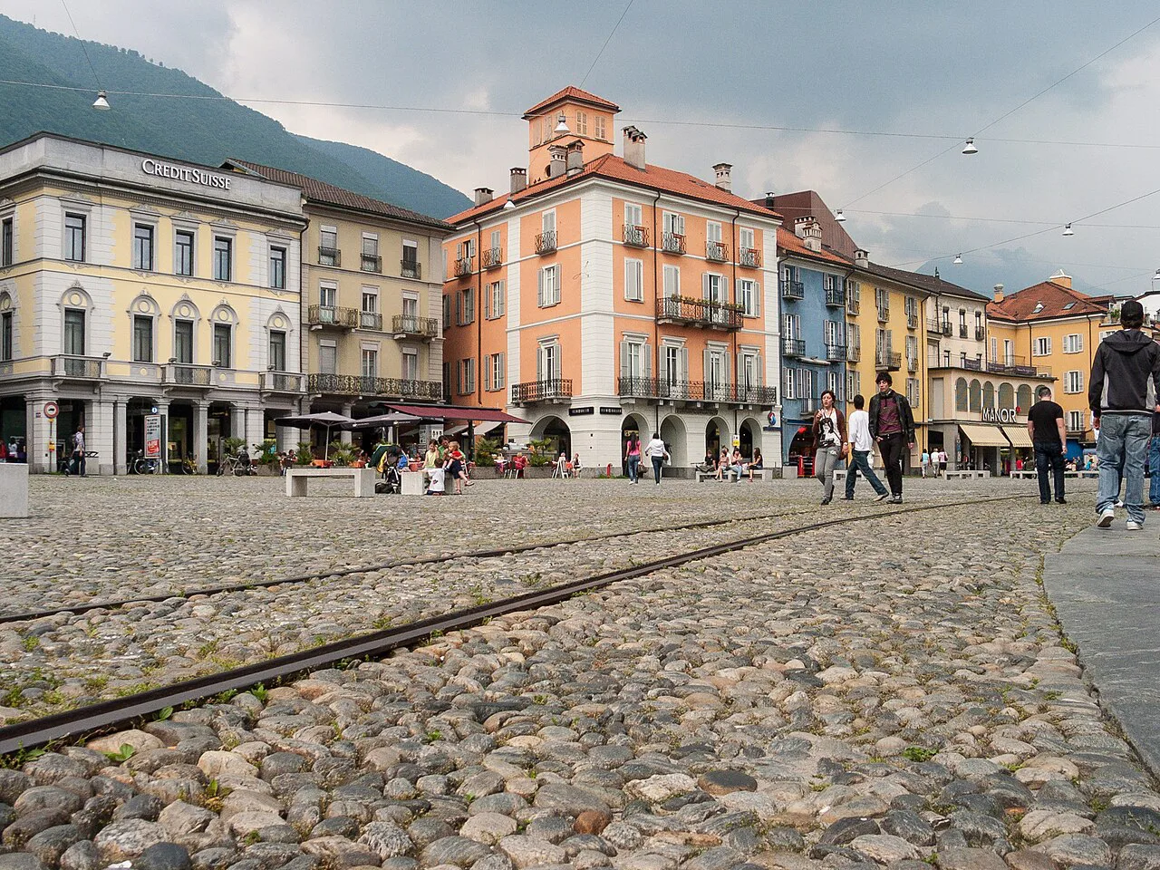 Piazza Grande in Locarno mit Schienen