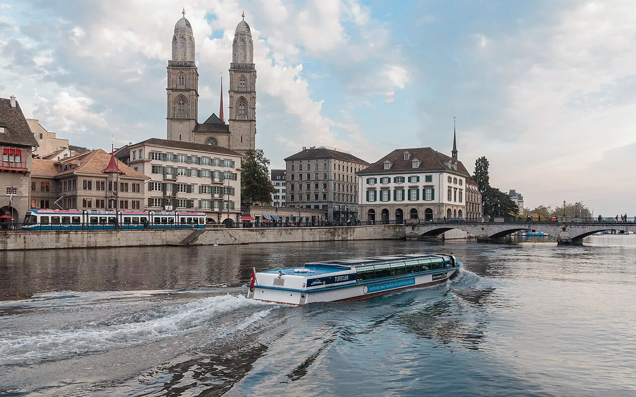 "Turicum" ZSG-Schiff auf der Limmat vor dem Grossmünster, Zürich