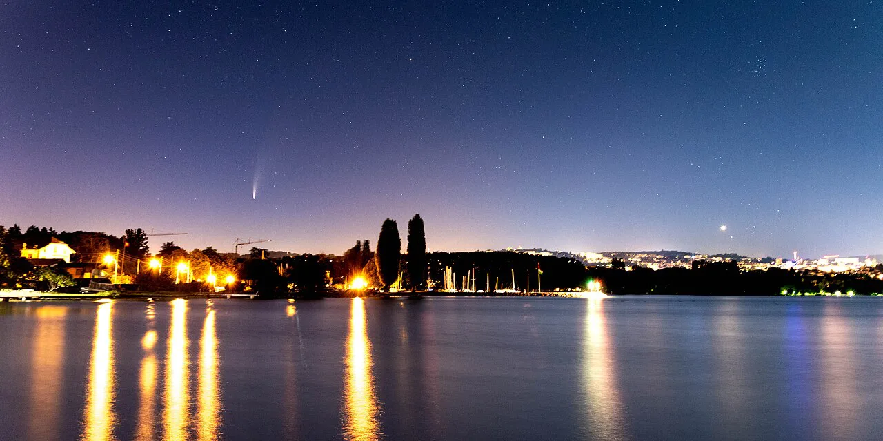 Néowise au dessus du lac Léman et de Lausanne